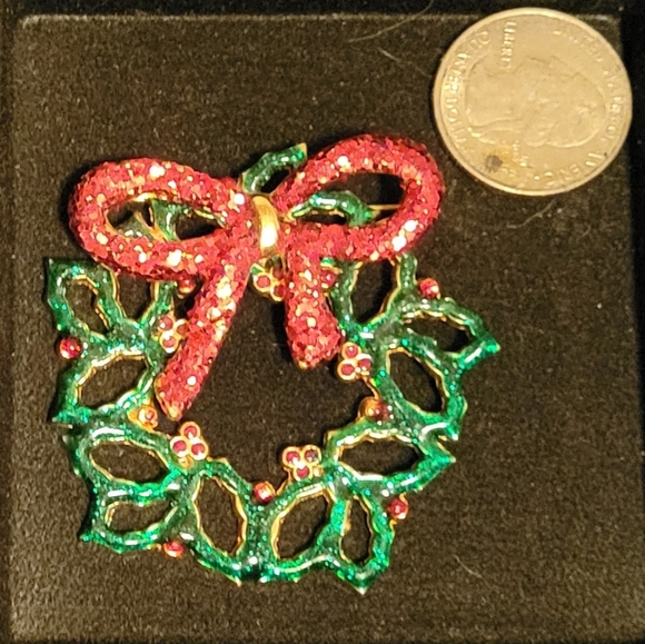 Christmas Wreath Brooch - Picture 3 of 3
